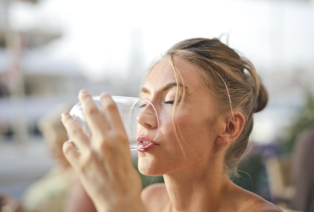 Vrouw drinkt warm water voor gezondheidsredenen!