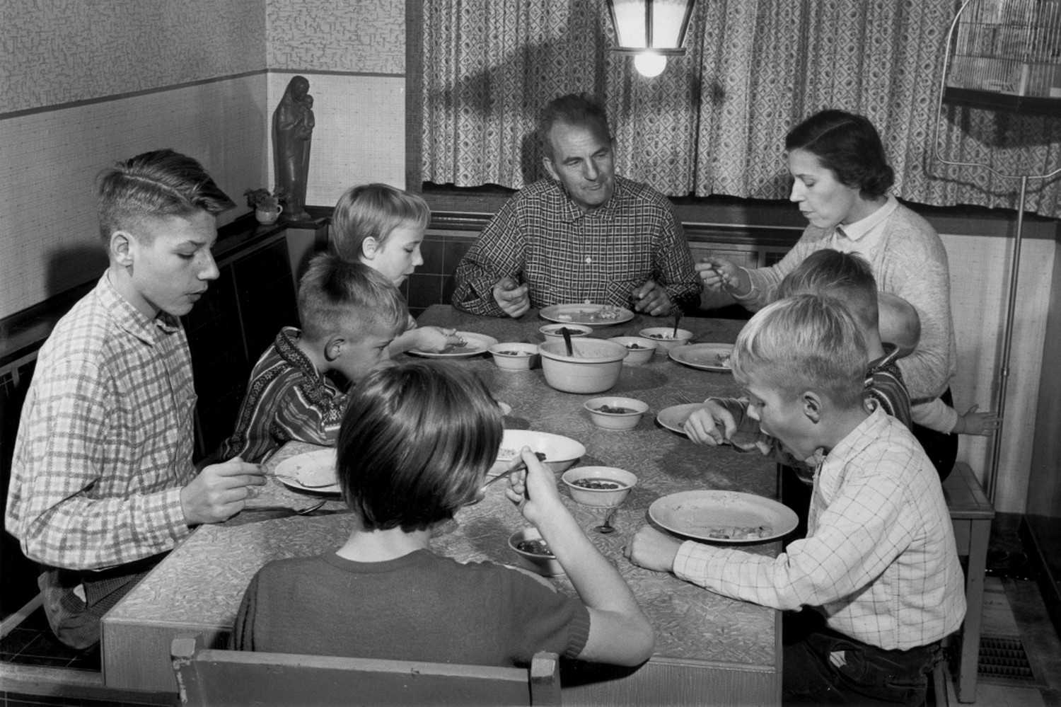 Een Nederlands gezin in de jaren 50. Foto Nationaal Archief