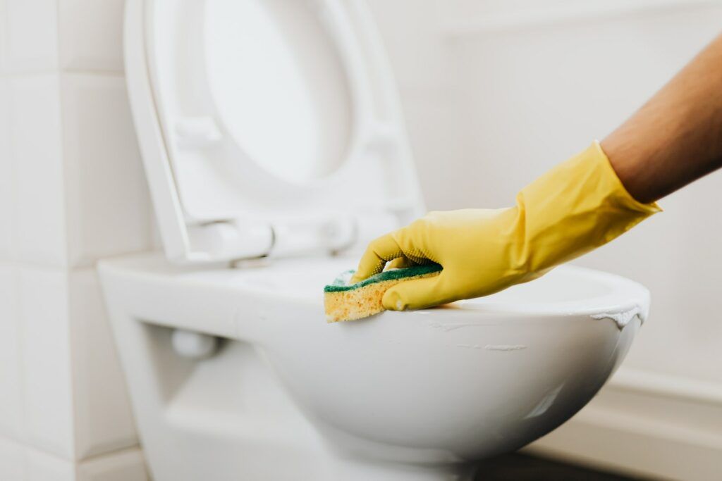 Toilet schoonmaken met schoonmaakazijn