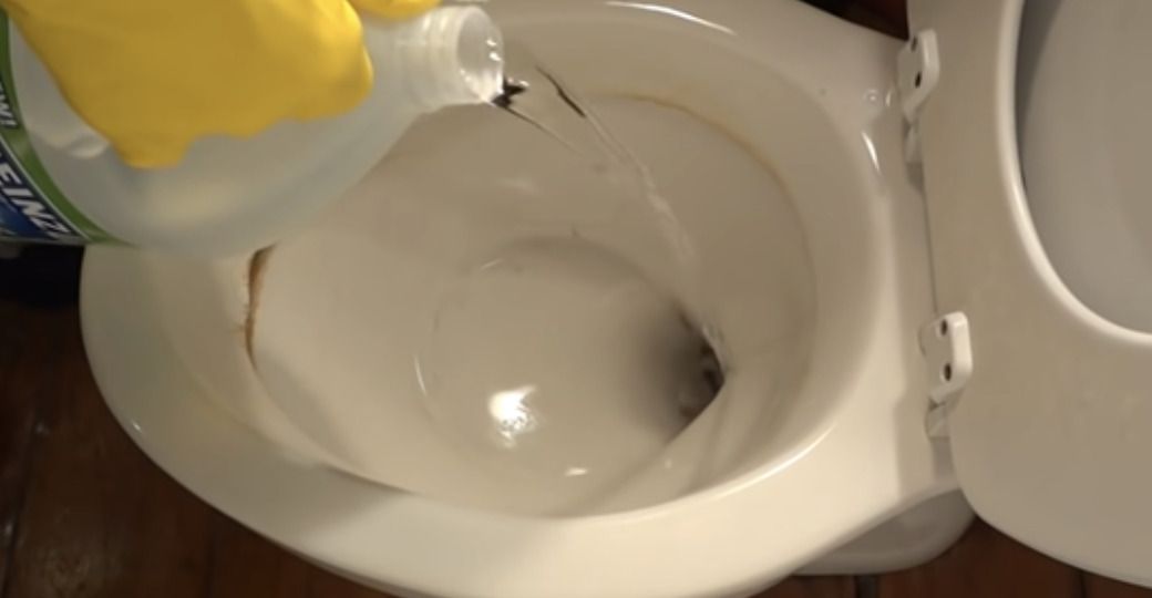 Een vies toilet snel schoonmaken