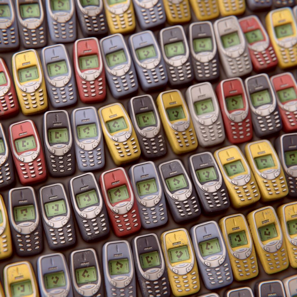 Een groep van nokia 3310 telefoons in verschillende kleuren