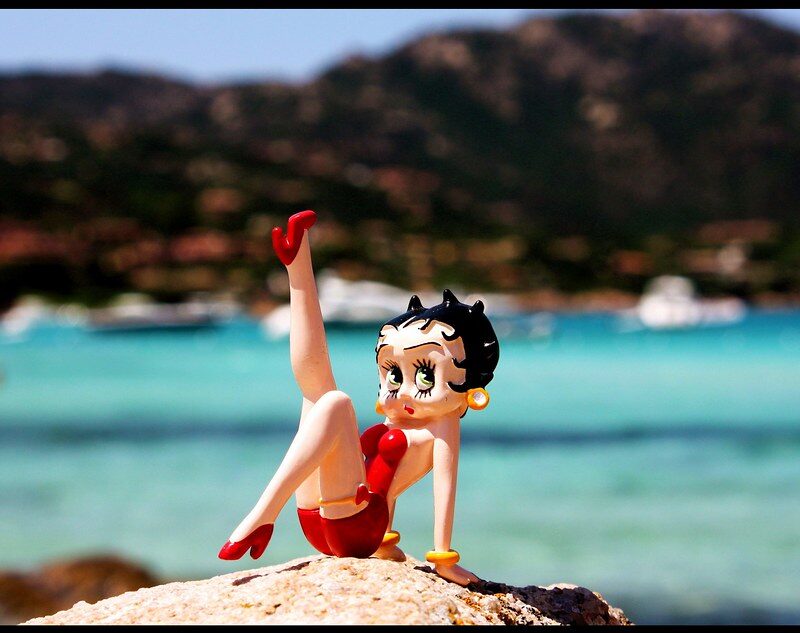 Betty Boop poppetje op het strand