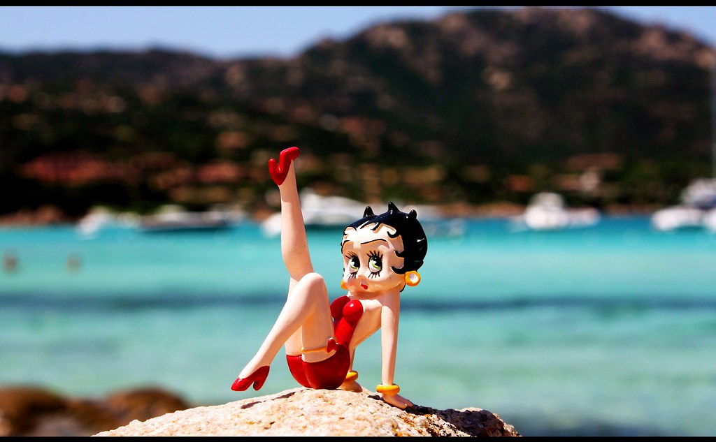 Betty Boop poppetje op het strand