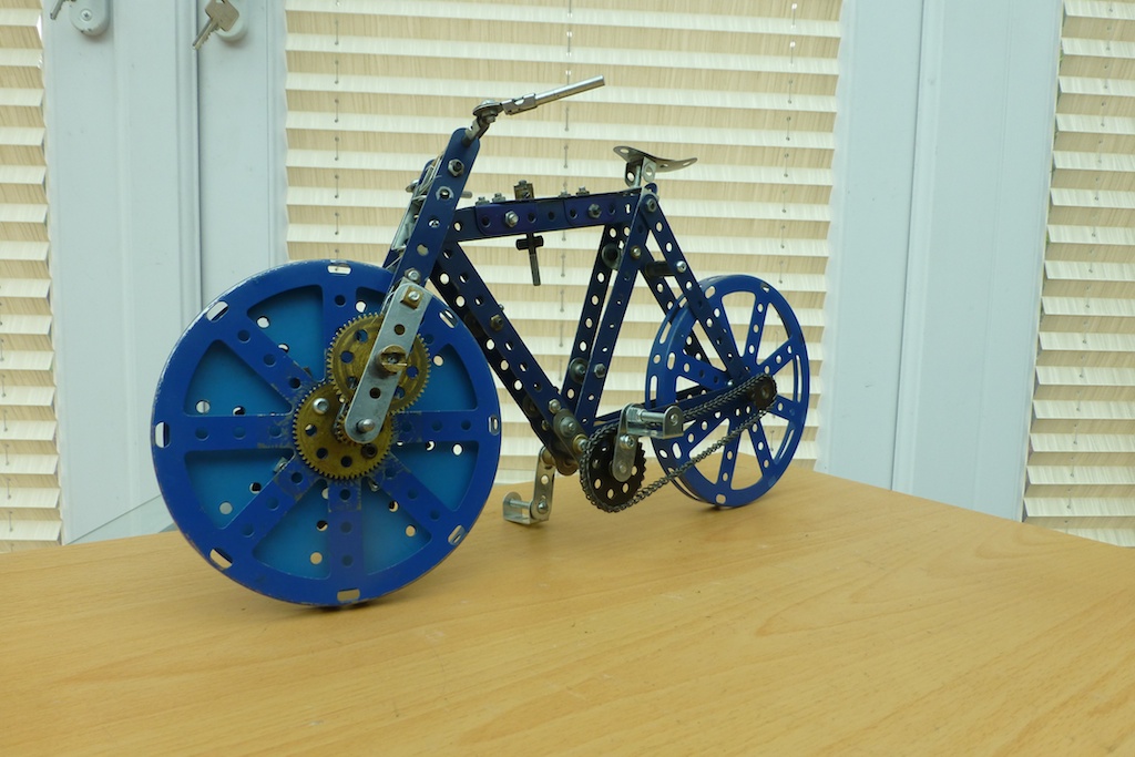 Een fiets gebouwd met Meccano speelgoed 
