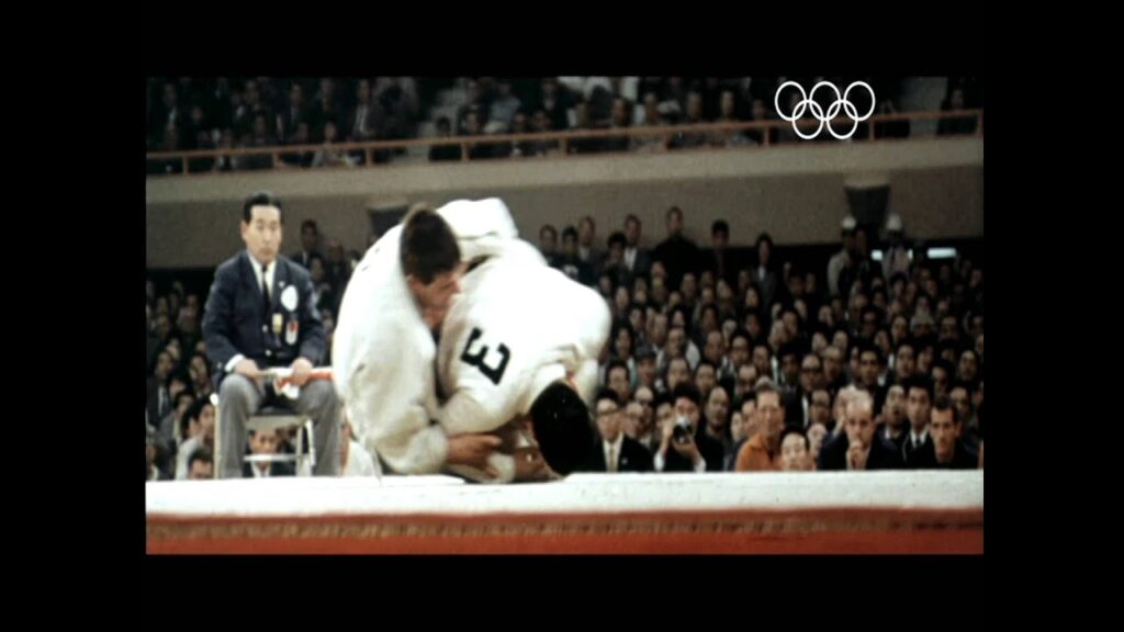 Judoka Anton Geesink in actie op de olympsche spelen van 1964