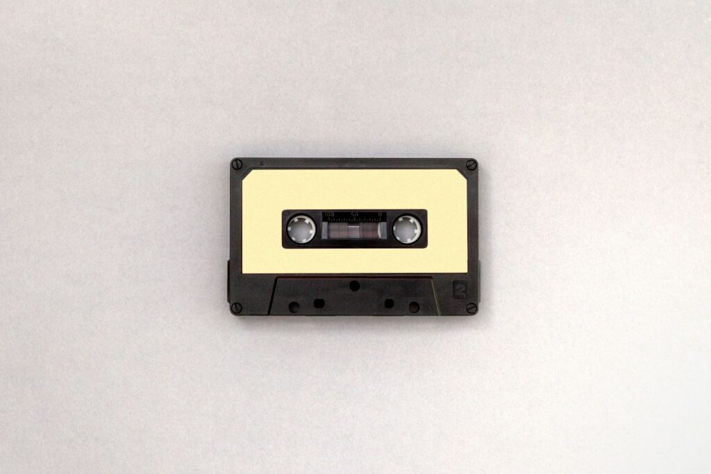 Cassettebandje op witte achtergrond