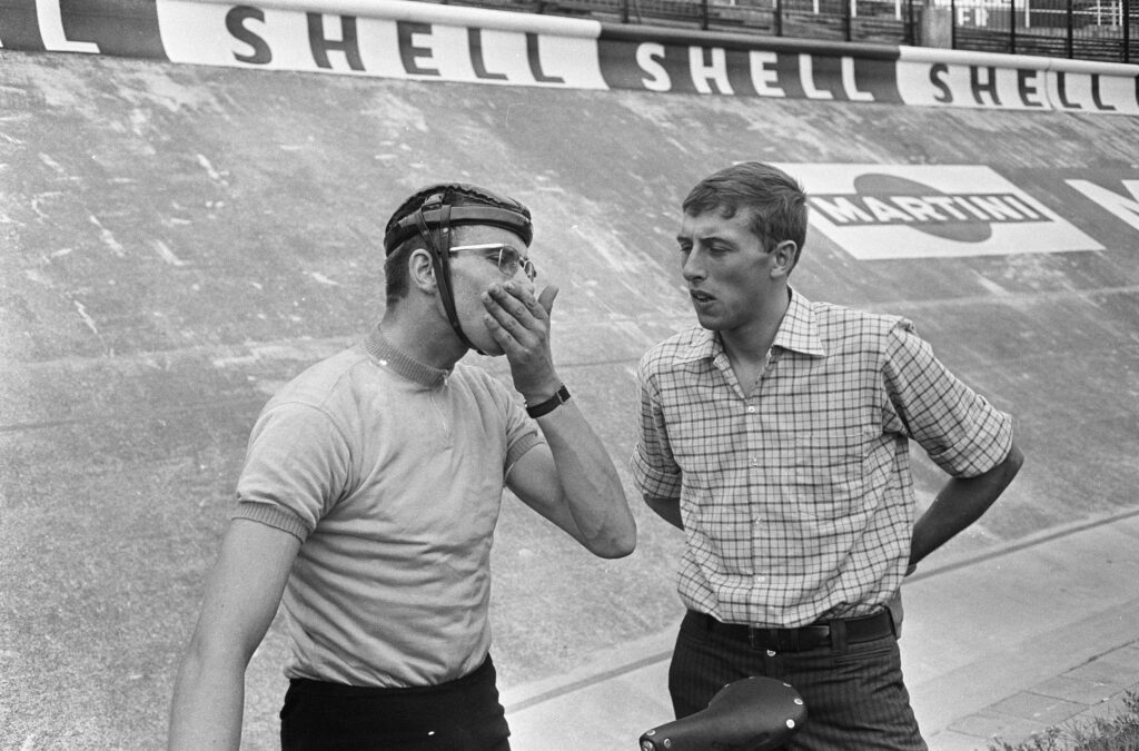 Wielrennen. Coach Jan Derksen (rechts) in gesprek met Gert Bongers (links)
