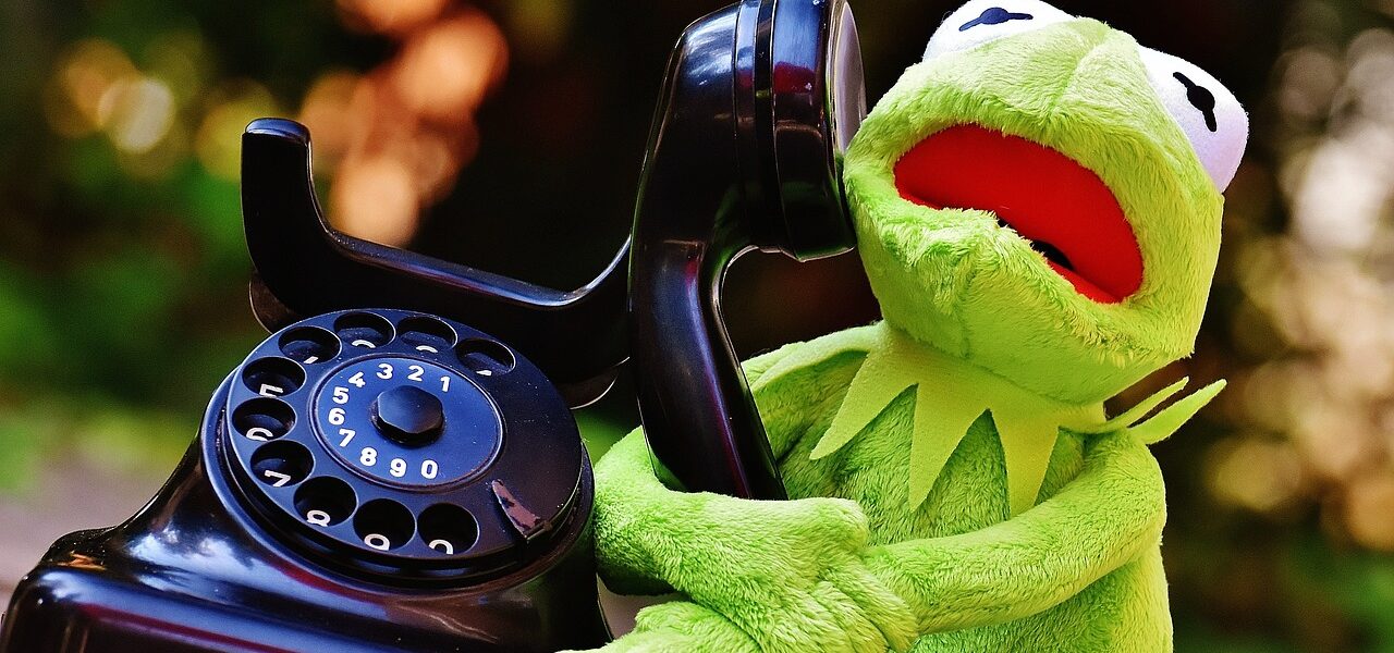 Kermit de kikker grappen: Kermit belt op een telefoon