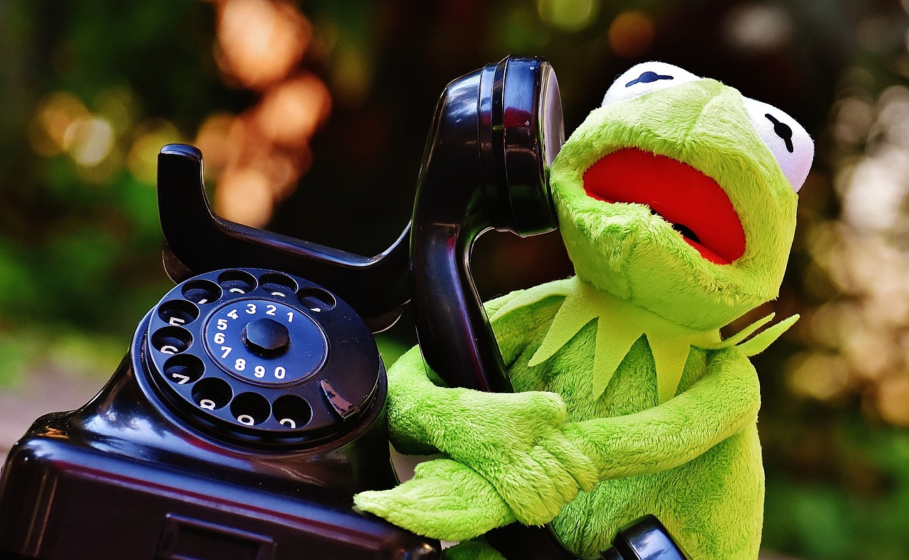 Kermit de kikker grappen: Kermit belt op een telefoon