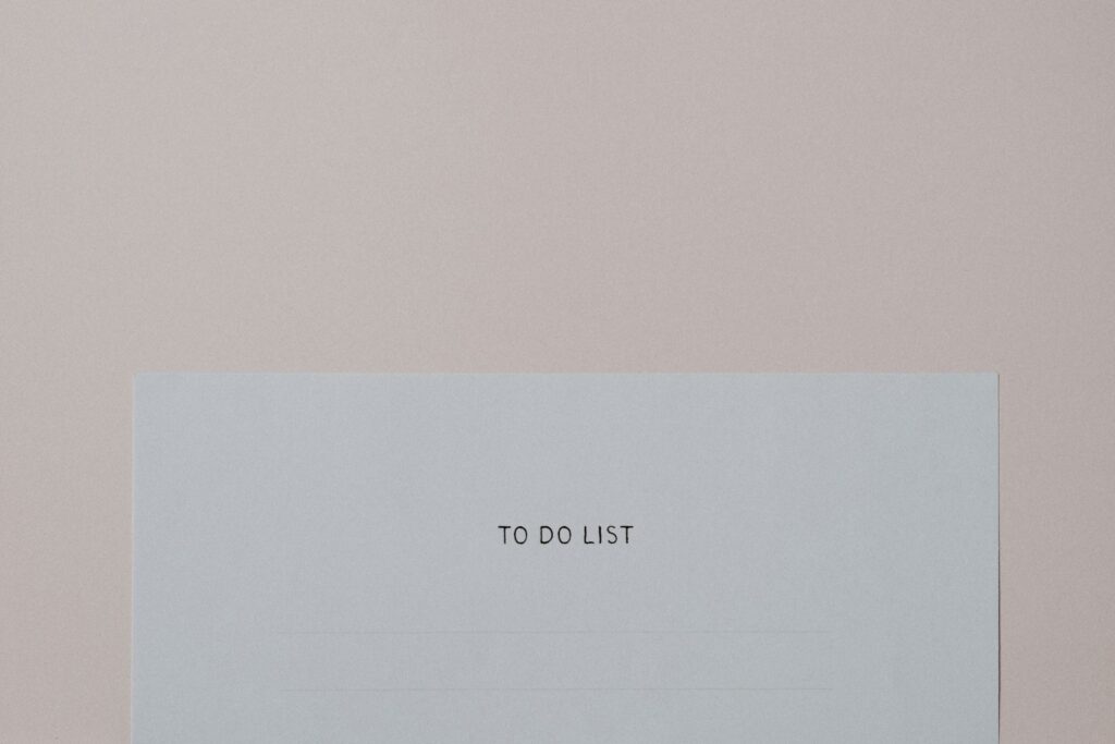 a piece of paper with the words to do list on it